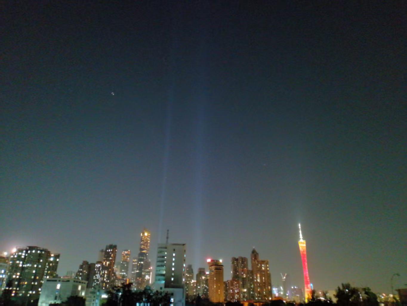夜里的广州塔灯光.jpg